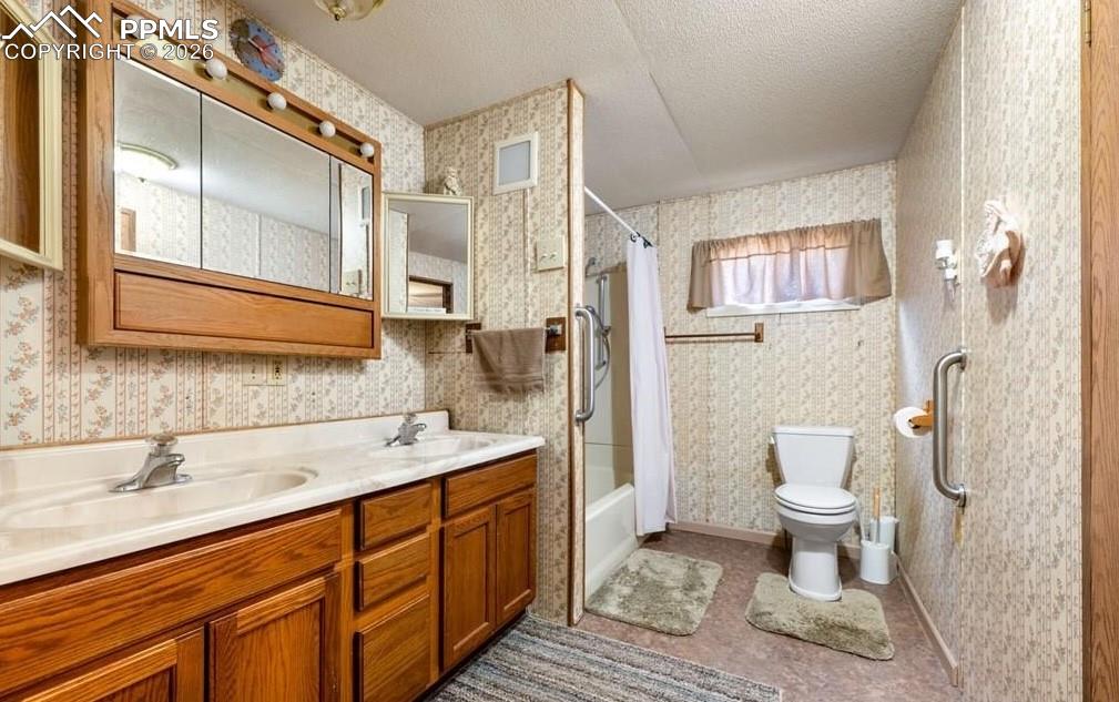 Image 19 of 33: Bathroom