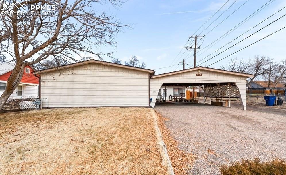 Image 2 of 33: Garage