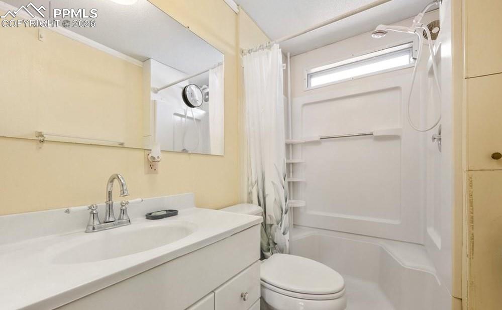 Image 22 of 33: Bathroom