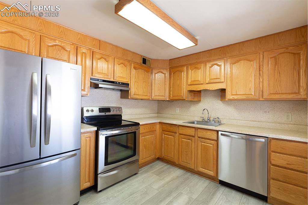 Image 15 of 37: Kitchen