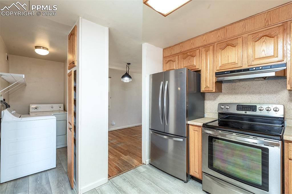 Image 16 of 37: Kitchen