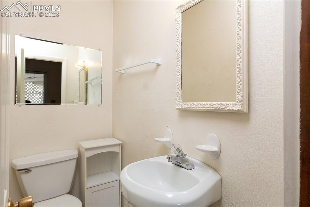 Image 19 of 37: Bathroom