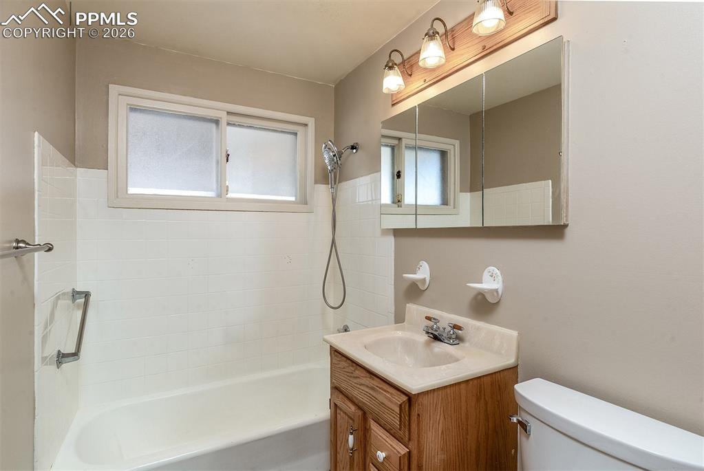 Image 25 of 37: Bathroom