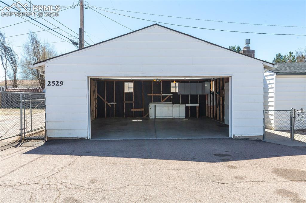 Image 8 of 37: Garage