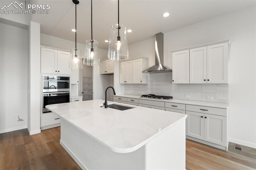 Image 15 of 36: Kitchen