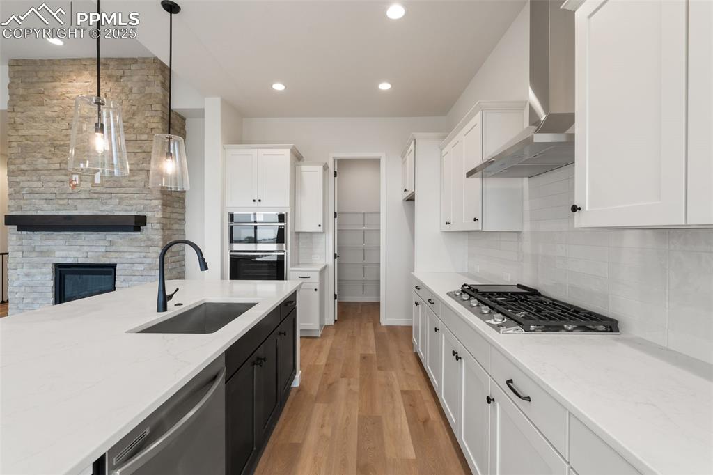 Image 18 of 36: Kitchen