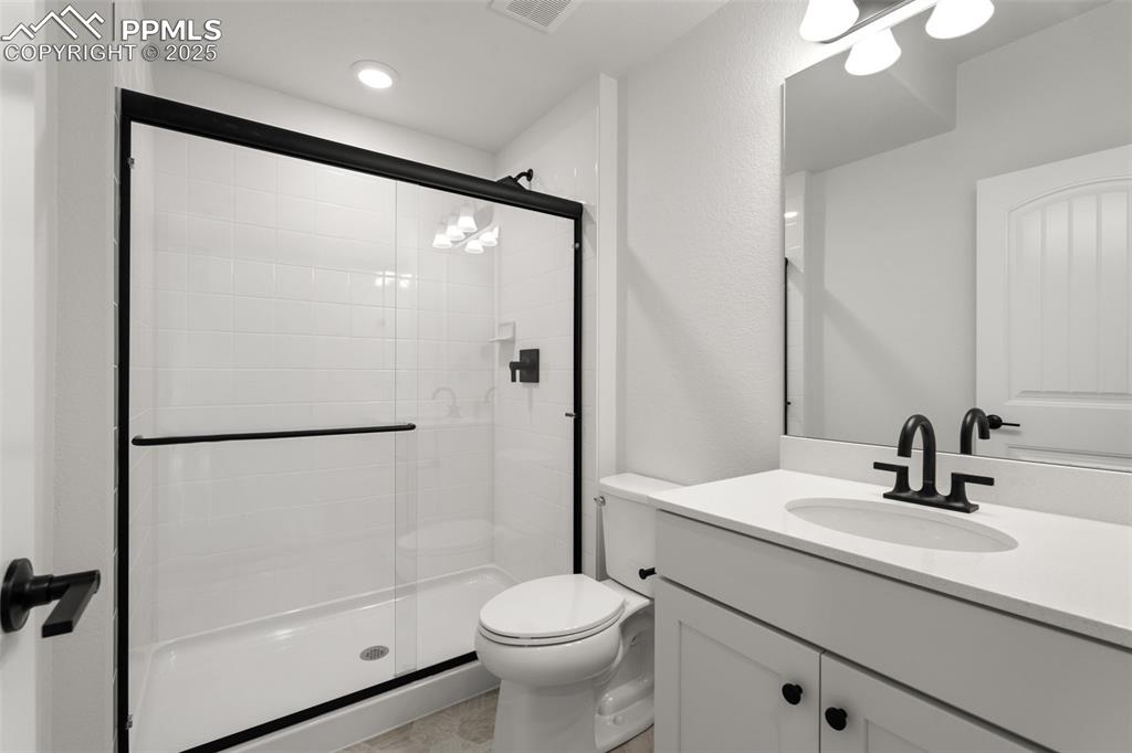 Image 27 of 36: Bathroom