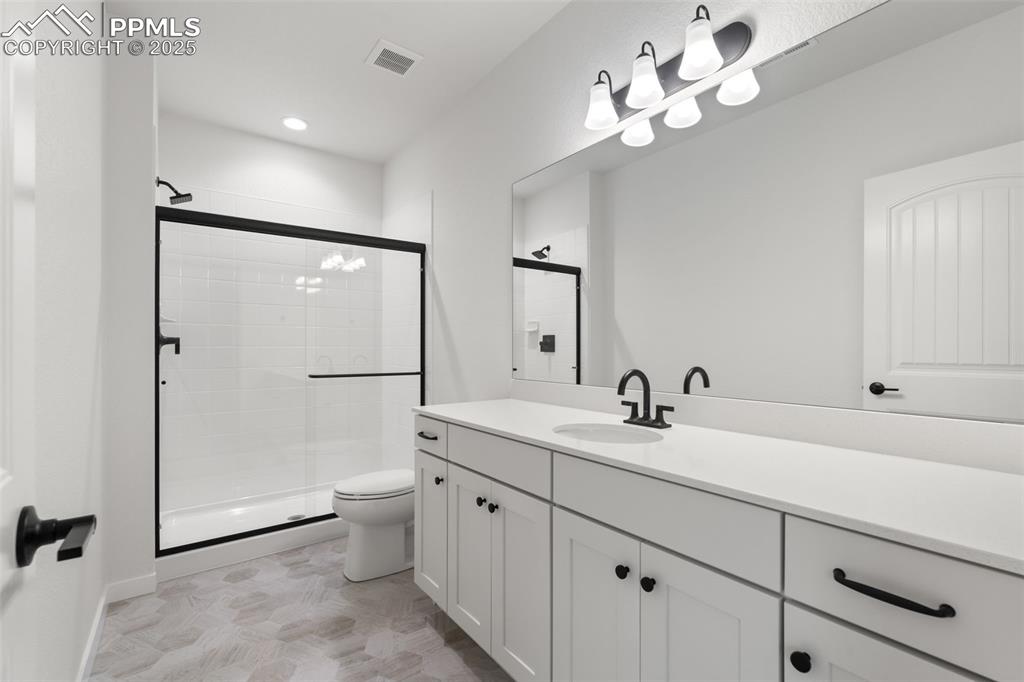 Image 29 of 36: Bathroom