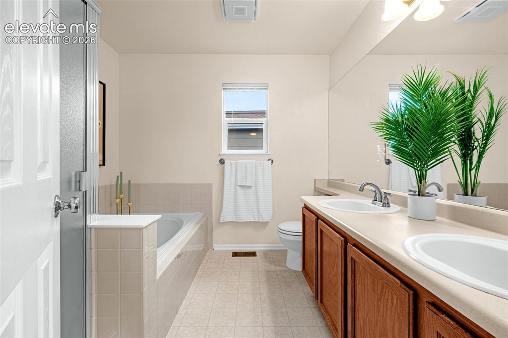 Image 20 of 44: Bathroom