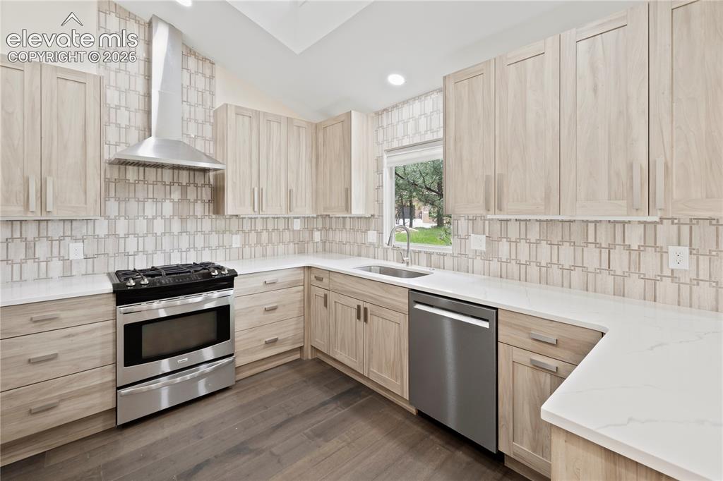 Image 13 of 49: Kitchen