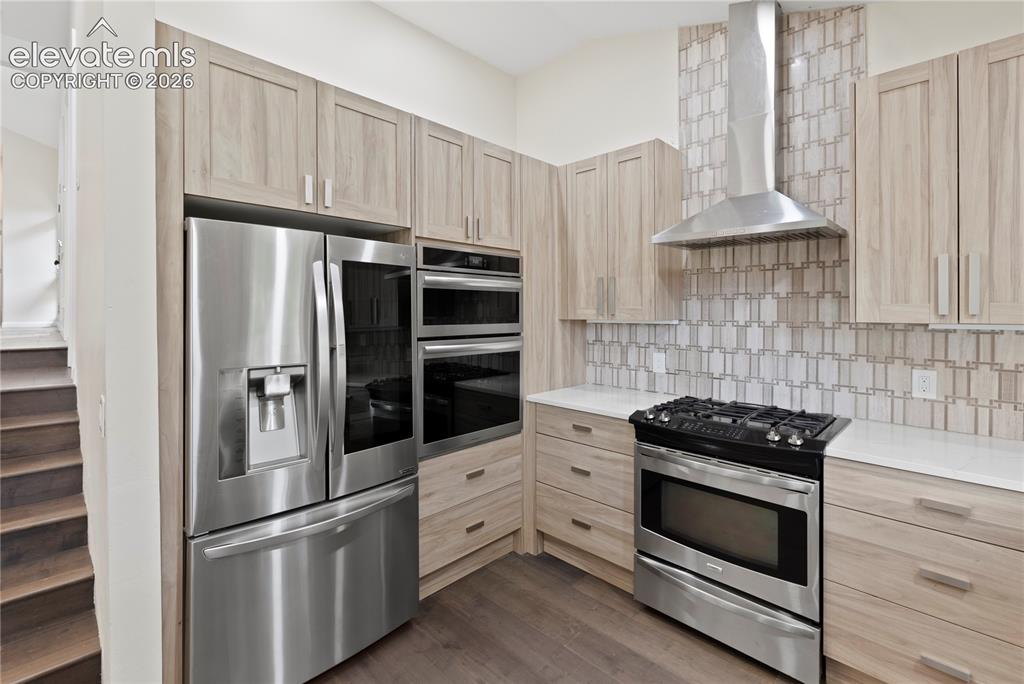 Image 14 of 49: Kitchen