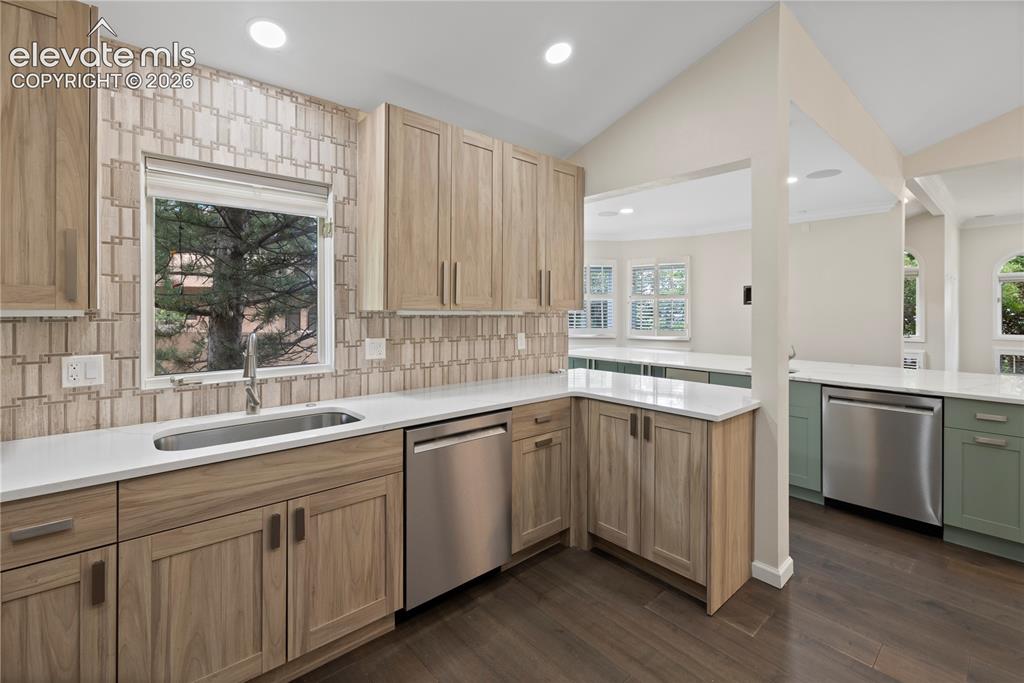 Image 16 of 49: Kitchen