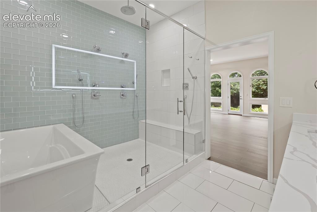 Image 23 of 49: Spa shower enclosure