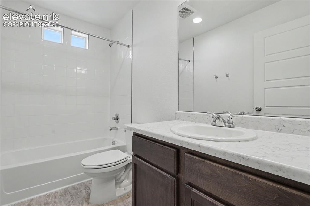 Image 16 of 33: Bathroom