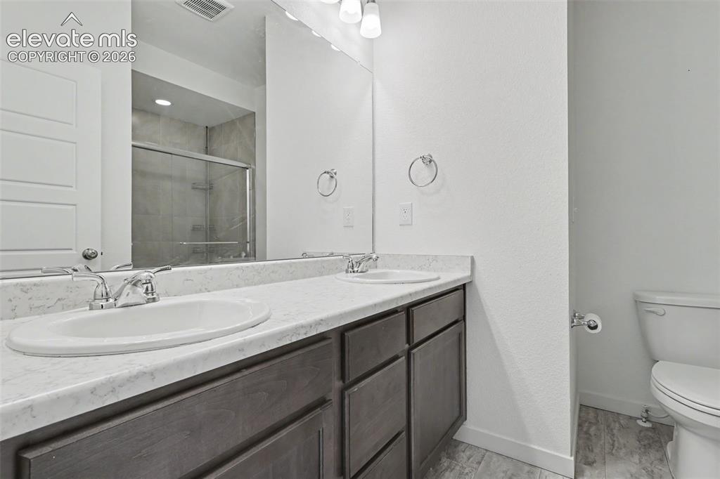Image 22 of 33: Bathroom