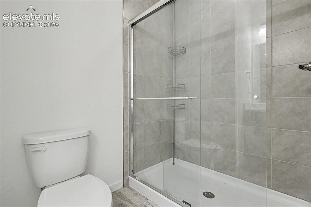 Image 23 of 33: Bathroom