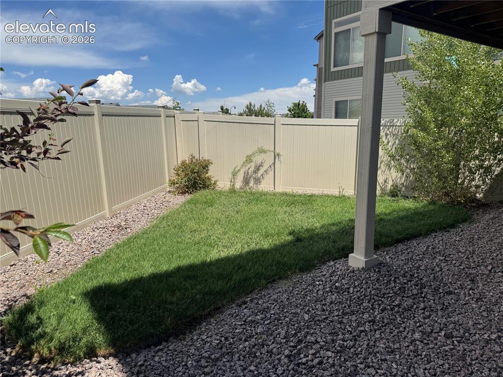 Image 4 of 33: Yard