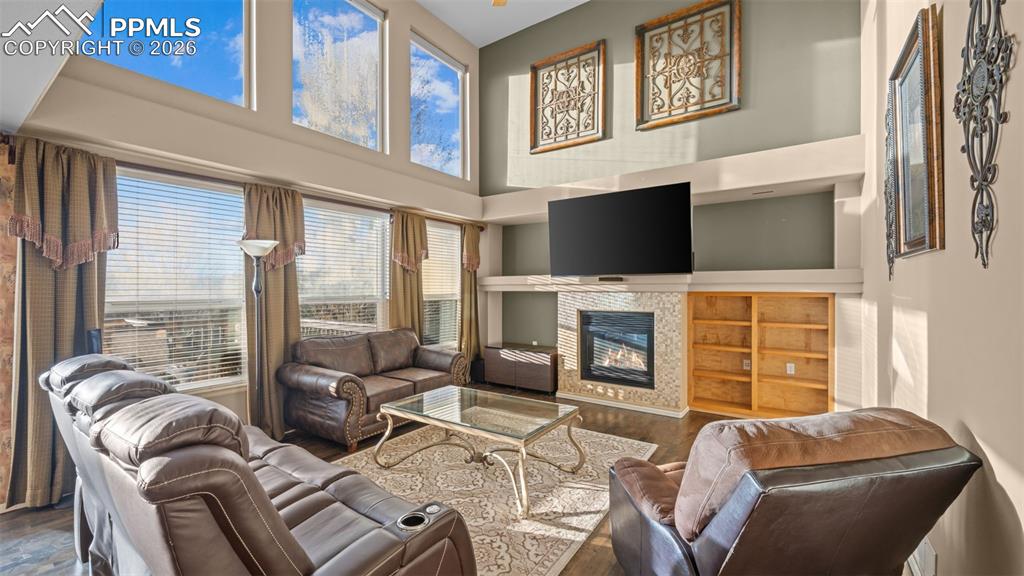 Image 16 of 35: Living Room