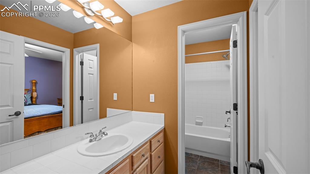 Image 18 of 35: Bathroom