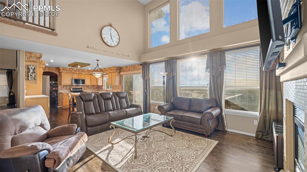 Image 2 of 35: Family Room