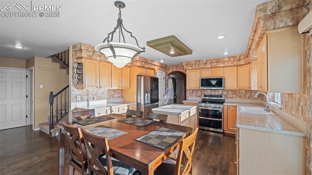 Image 3 of 35: Dining Area