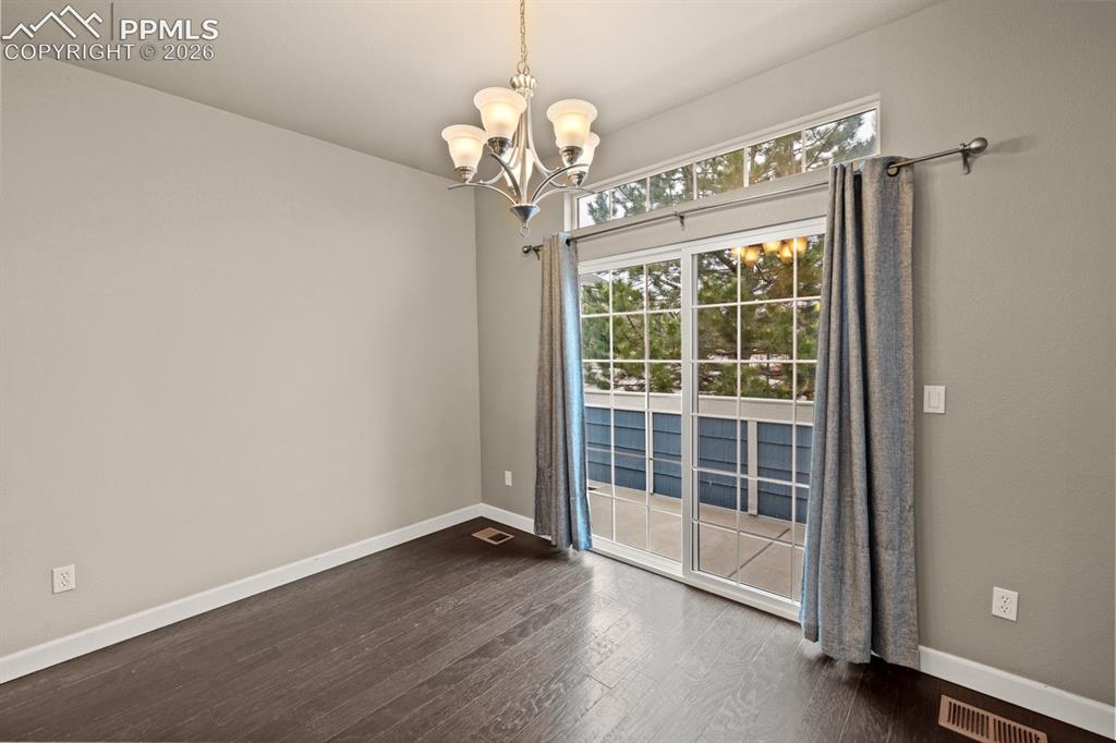 Image 15 of 50: Dining Area