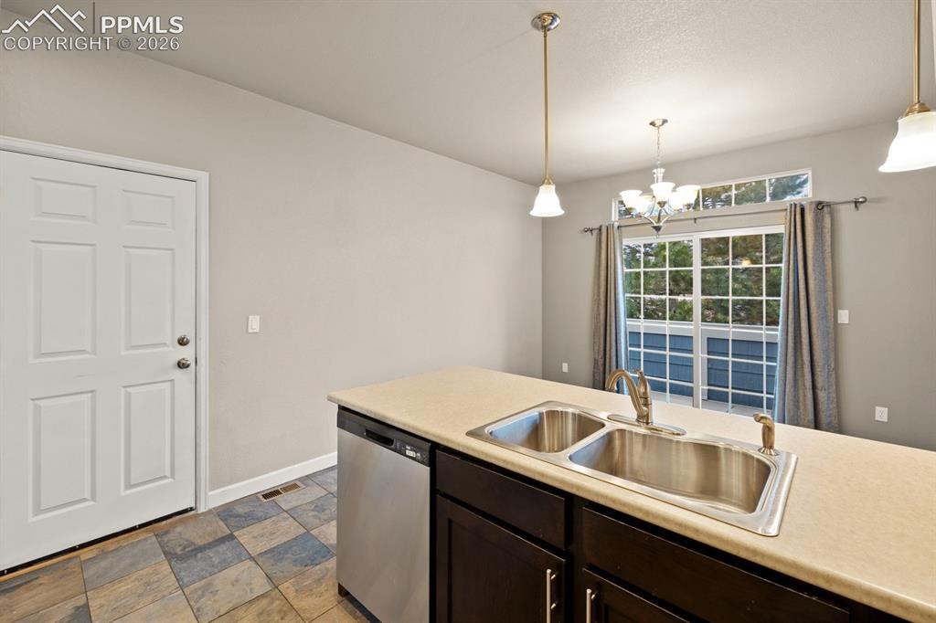Image 19 of 50: Kitchen