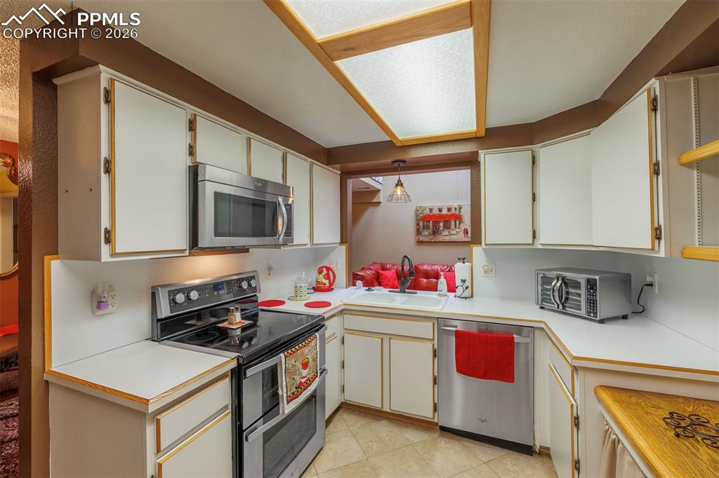 Image 10 of 28: Kitchen