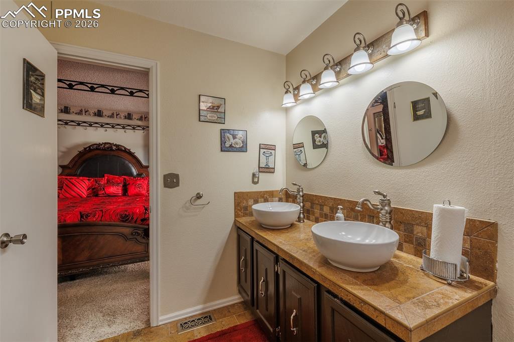 Image 19 of 28: Bathroom