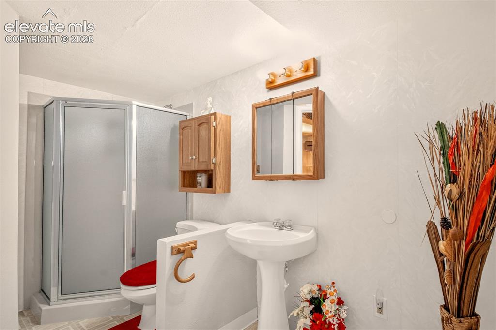 Image 19 of 27: Bathroom