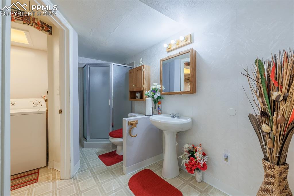 Image 24 of 28: Bathroom