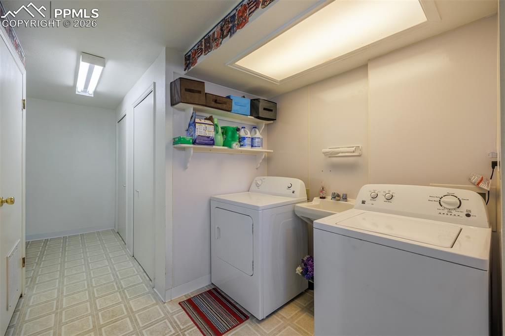 Image 25 of 28: Laundry