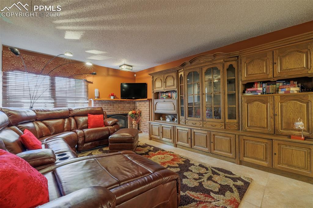 Image 5 of 27: Bright Open Family Room