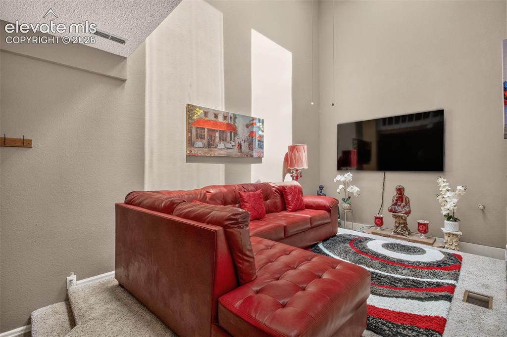 Image 5 of 27: Bright Open Family Room