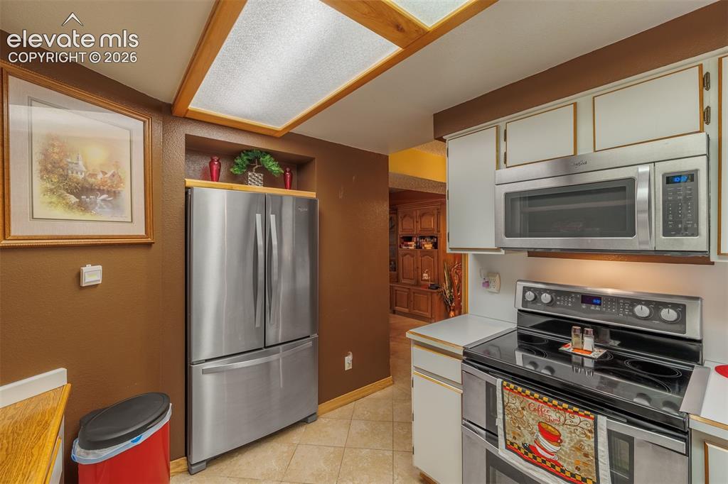 Image 7 of 27: Kitchen