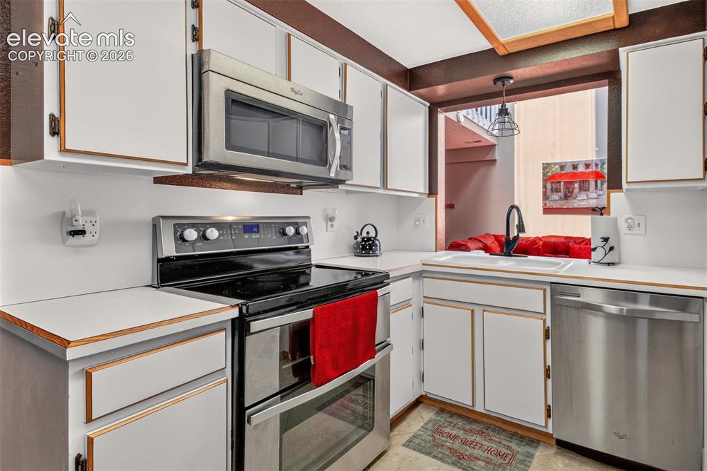 Image 7 of 27: Kitchen