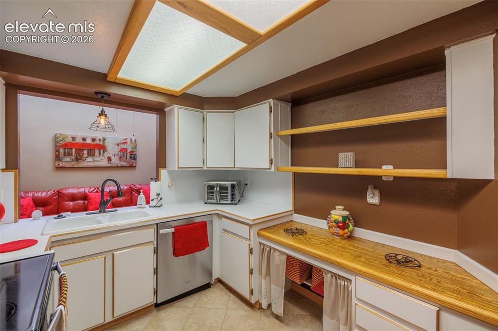Image 8 of 27: Kitchen