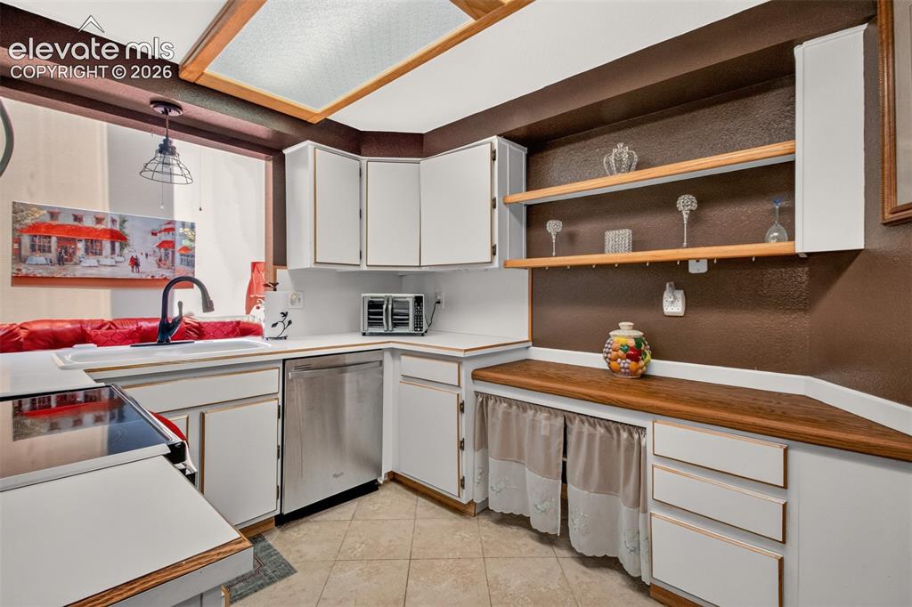 Image 8 of 27: Beautiful Kitchen with plenty of cabinet space