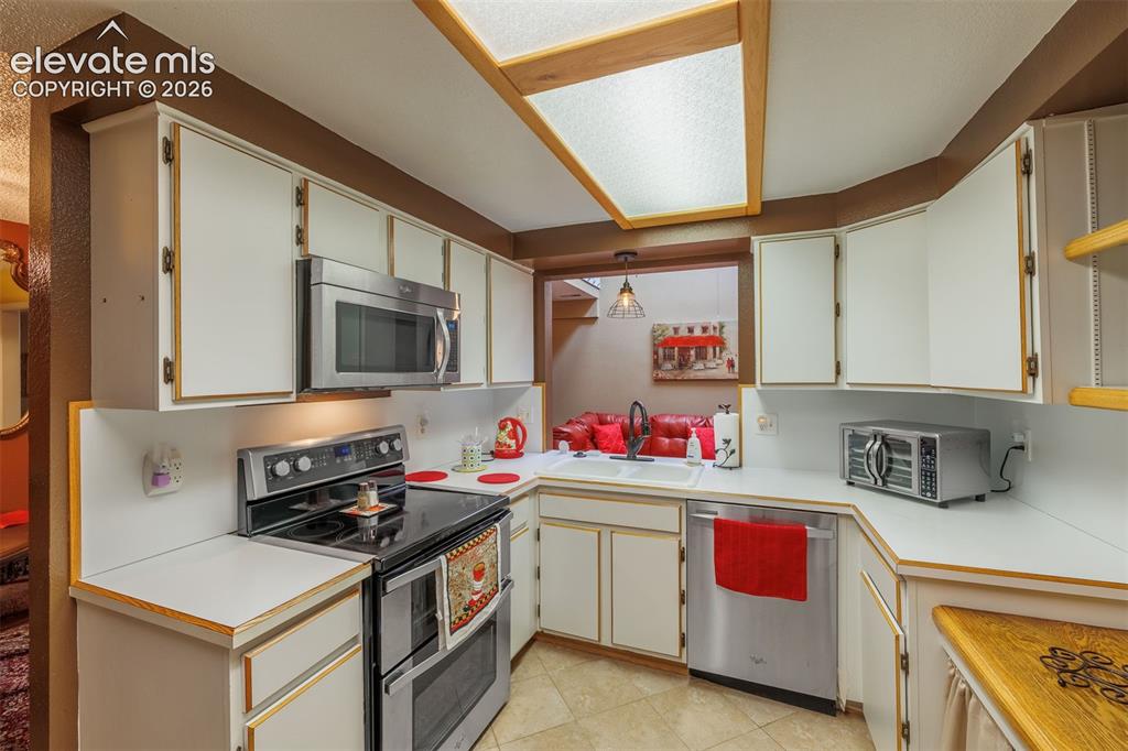 Image 9 of 27: Family Room