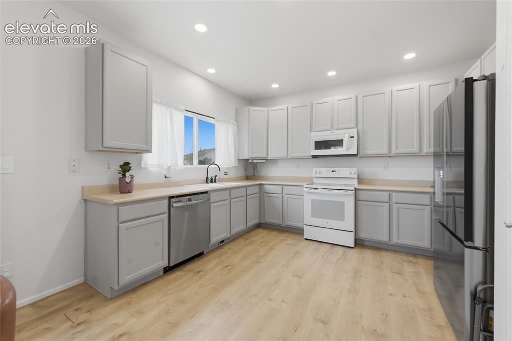 Image 12 of 42: Dining Area