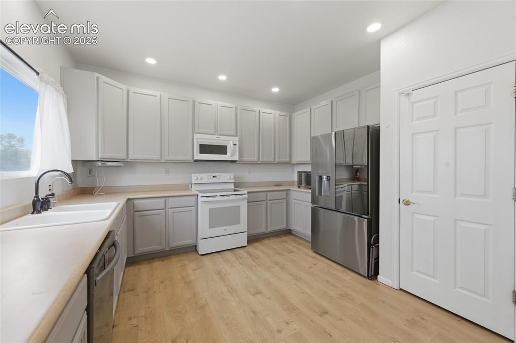 Image 13 of 42: Dining Area