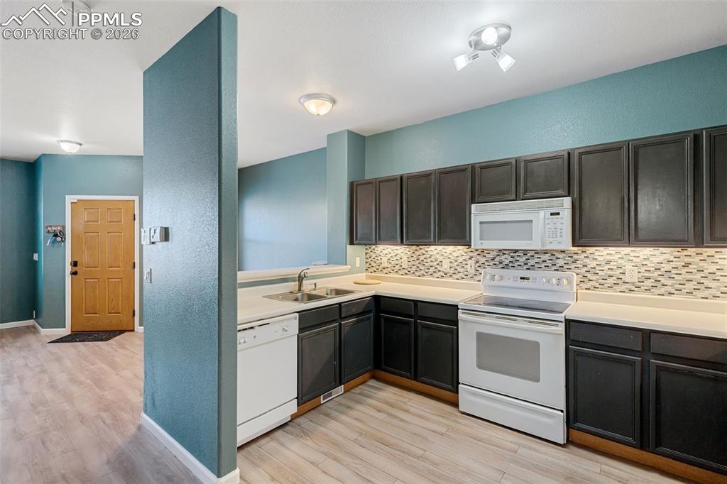 Image 12 of 32: Kitchen