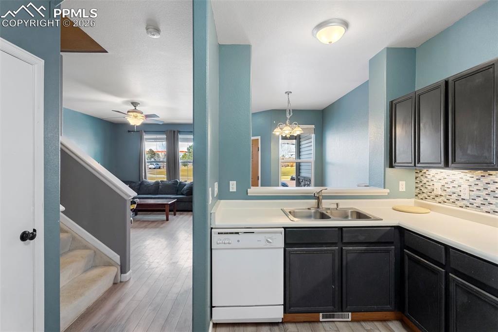 Image 13 of 32: Kitchen