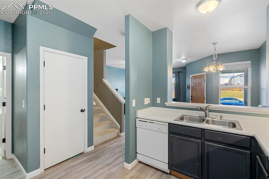 Image 14 of 32: Kitchen