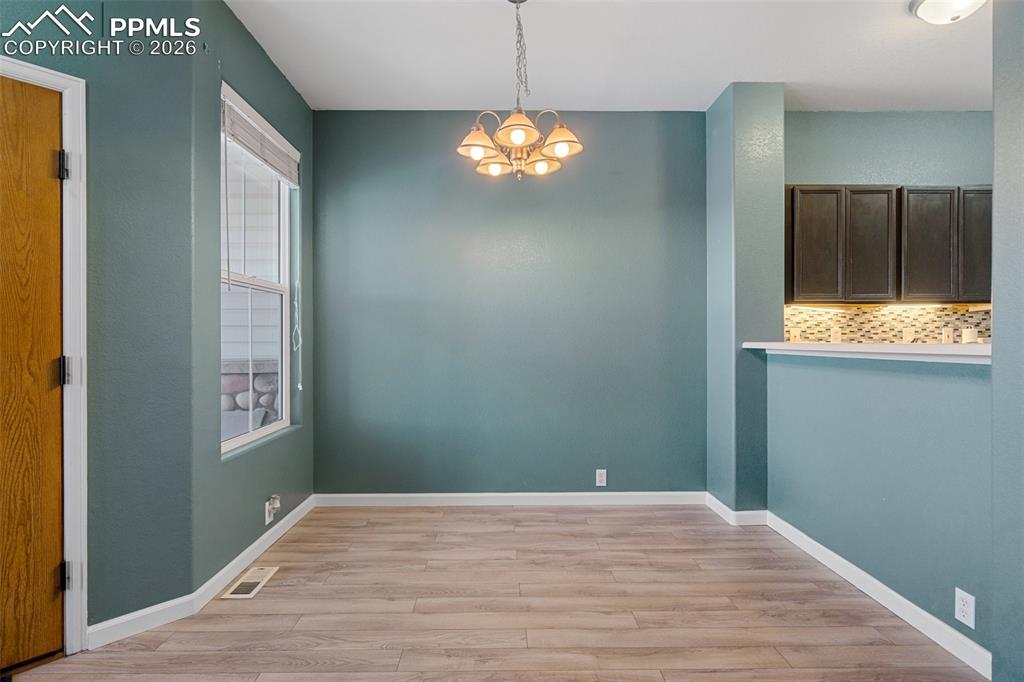 Image 15 of 32: Dining Area