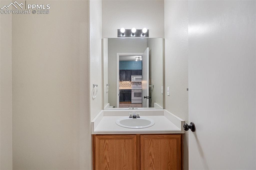 Image 16 of 32: Bathroom