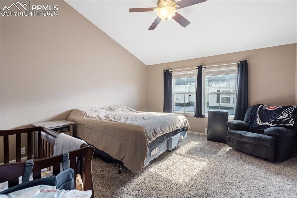 Image 18 of 32: Bedroom