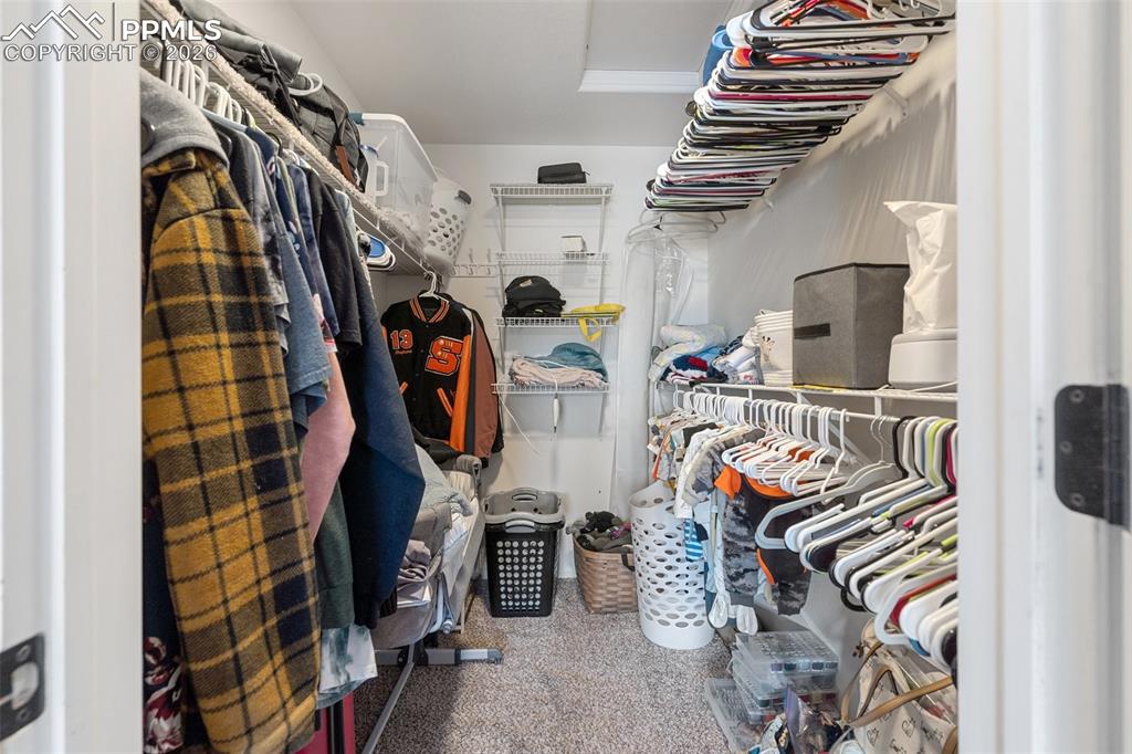 Image 19 of 32: Closet