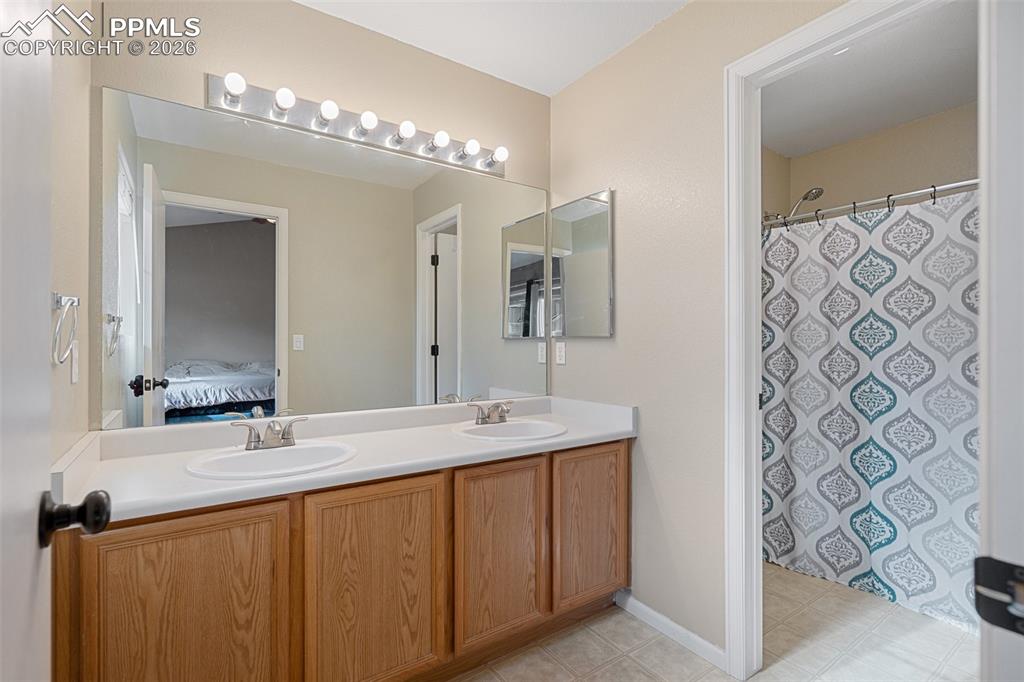 Image 20 of 32: Bathroom