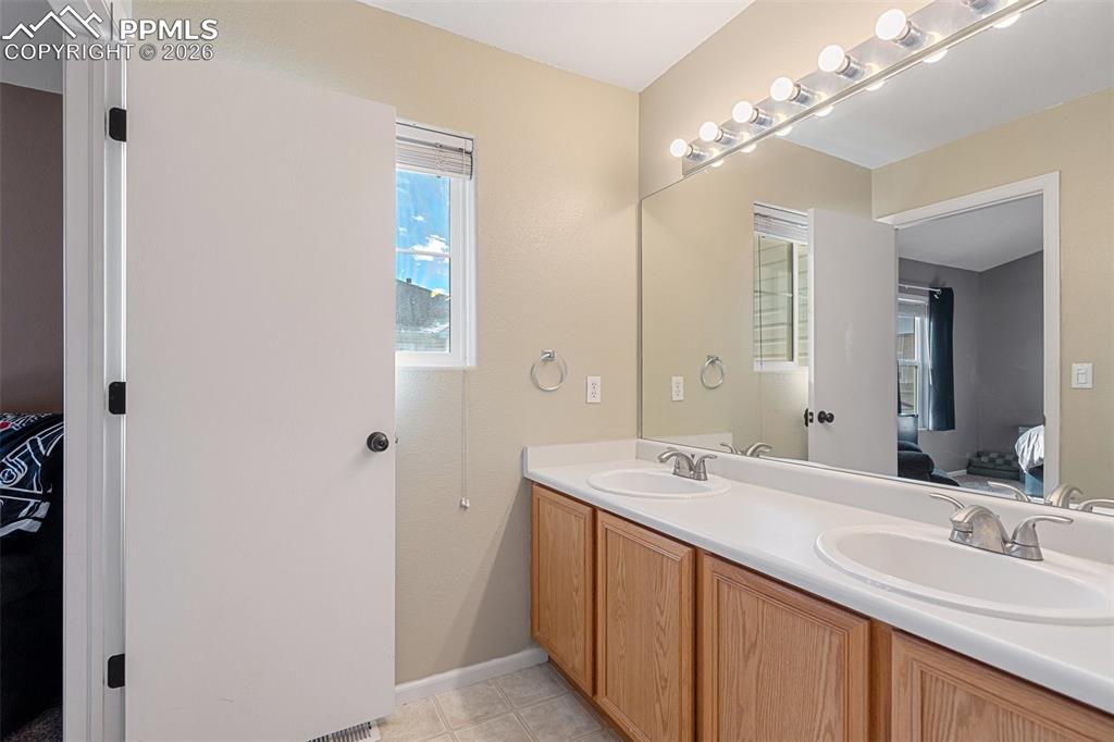 Image 21 of 32: Bathroom